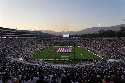 rose bowl capacity